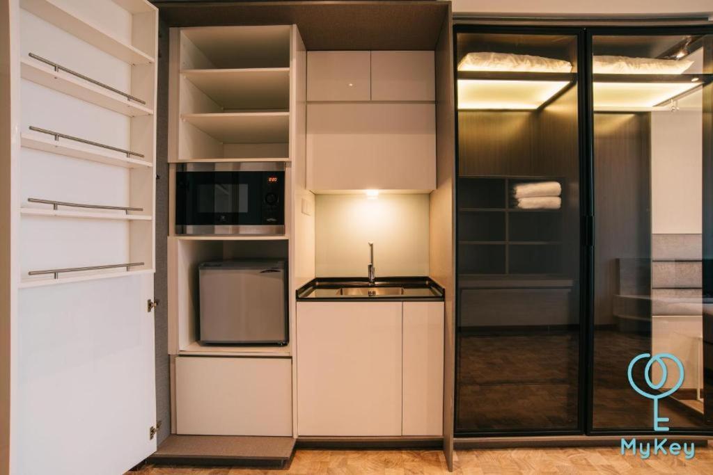 Expressionz Professional Suites By Mykey Kuala Lumpur Exterior photo A kitchenette in a hotel