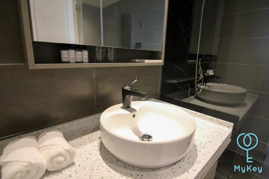 Expressionz Professional Suites By Mykey Kuala Lumpur Exterior photo Bathroom