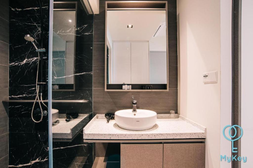 Expressionz Professional Suites By Mykey Kuala Lumpur Exterior photo Bathroom