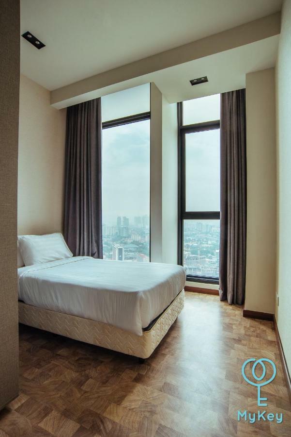Expressionz Professional Suites By Mykey Kuala Lumpur Exterior photo A bedroom at the hotel