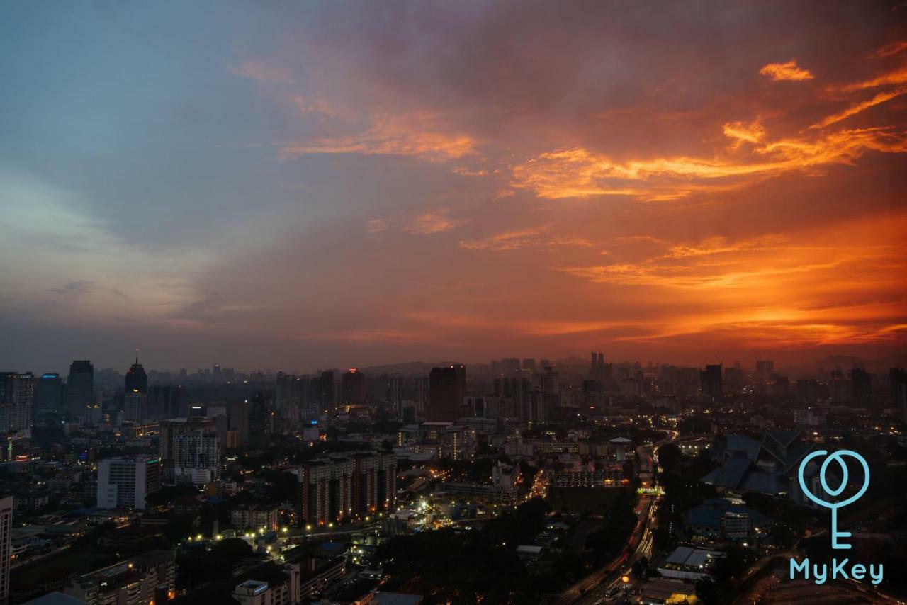 Expressionz Professional Suites By Mykey Kuala Lumpur Exterior photo Sunset over Bangkok
