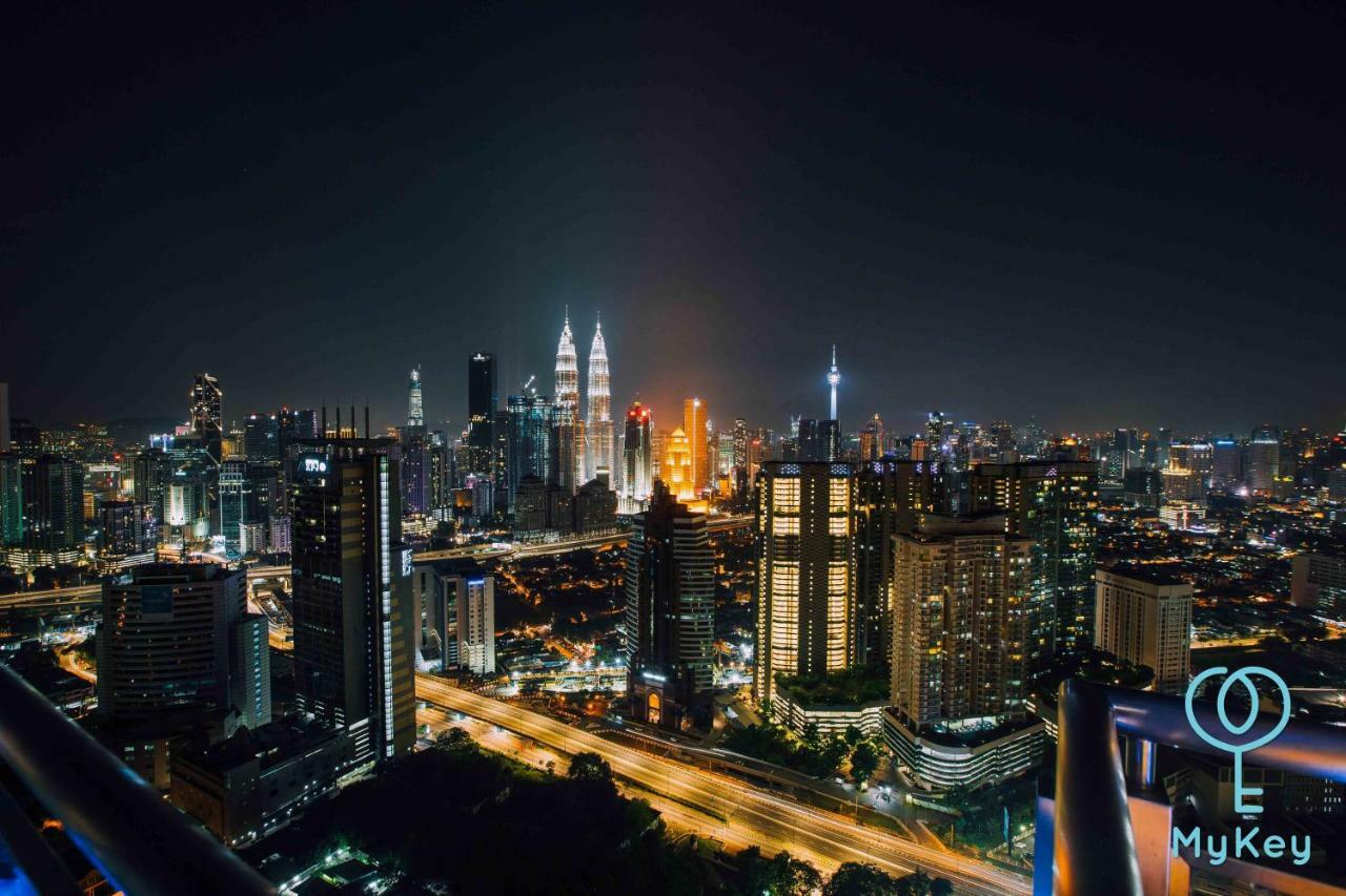 Expressionz Professional Suites By Mykey Kuala Lumpur Exterior photo Kuala Lumpur skyline at night