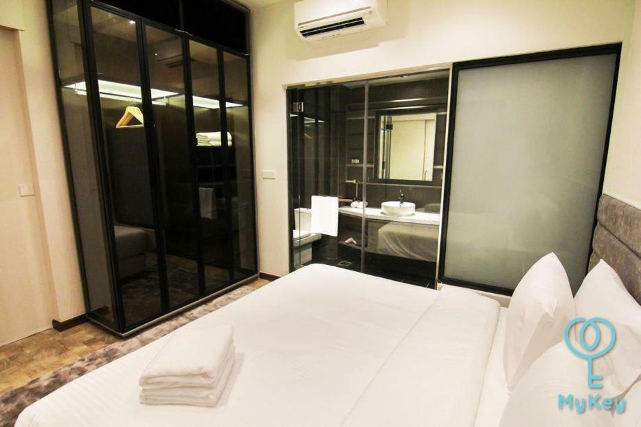 Expressionz Professional Suites By Mykey Kuala Lumpur Exterior photo A bedroom with a bathroom